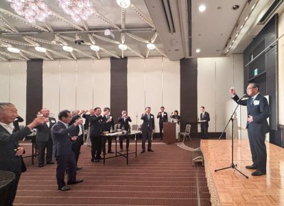 礒山副会長のご発声による乾杯